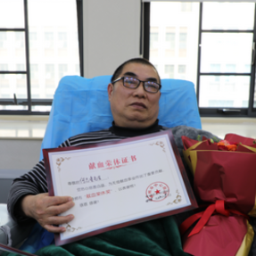 他用第178次无偿献血庆祝60岁生日