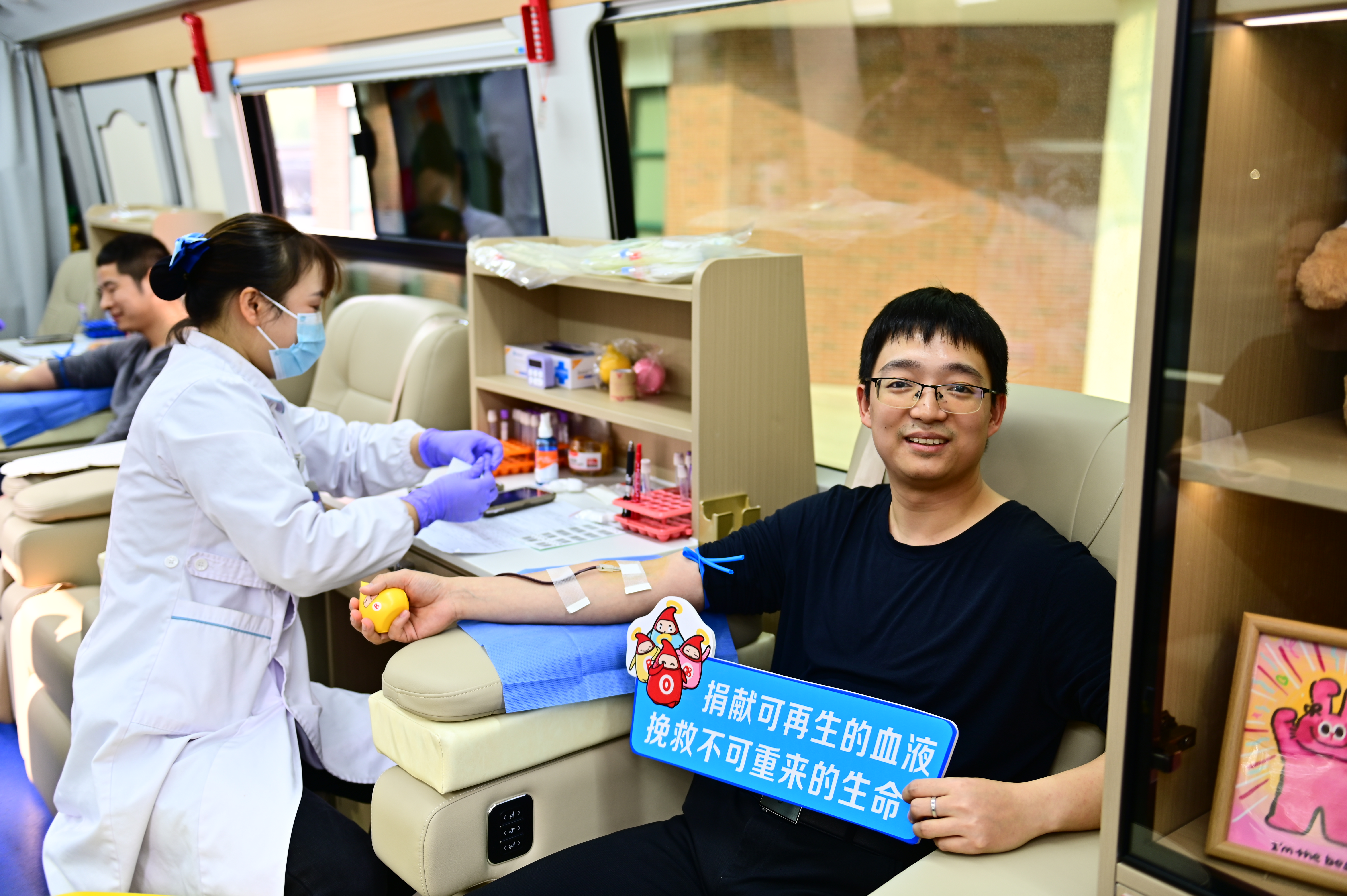 无偿献血公益活动现场。
