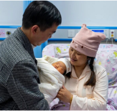 影像集记录生育关怀服务 定格惠民政策民生温度