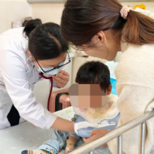 幼童误碰粉末疏通剂,家长用水冲洗加重伤情!这些误区要避开