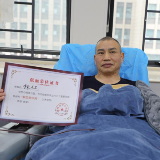 20年热血生涯终谢幕 他用102次献血光荣退休