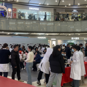 从现场熬膏到排队针灸,这家医院的膏方节让中医药服务“活”在市井烟火中