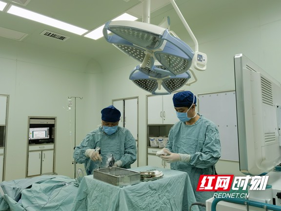 肖旭平主任团队为患者施行等离子手术。.wm.jpg