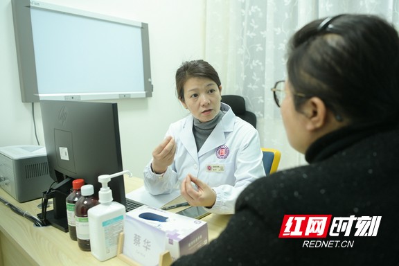 主任营养师蔡华为汤女士提供健康饮食指导。.wm.jpg