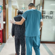 战胜卒中后抑郁 67岁脑梗患者“躺着入院”笑着走出医院