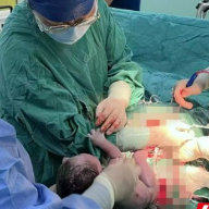 超萌互动！新生儿与医者的第一次“握手” 