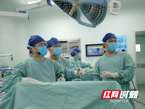 湖南省人民医院肝胆医院沈贤波教授团队为患者成功手术。.wm.png