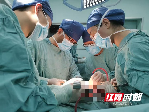 湖南省人民医院肝胆七病区专家团队为刘先生施行手术。.wm.jpg