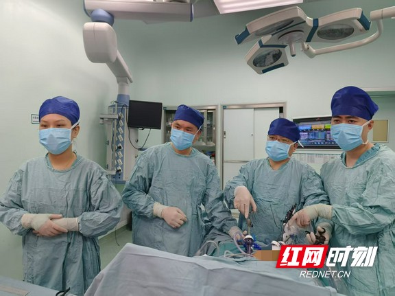 湖南省人民医院胃肠外科何恒正教授团队为患者施行手术。.wm.jpg