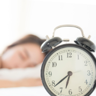 科学补觉≠熬夜补救!医生提醒:白天狂睡可能越补越累