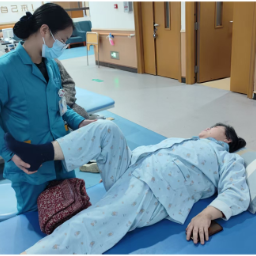 六旬阿姨膝关节手术后“静养”半年又“挨刀”，医生建议科学康复