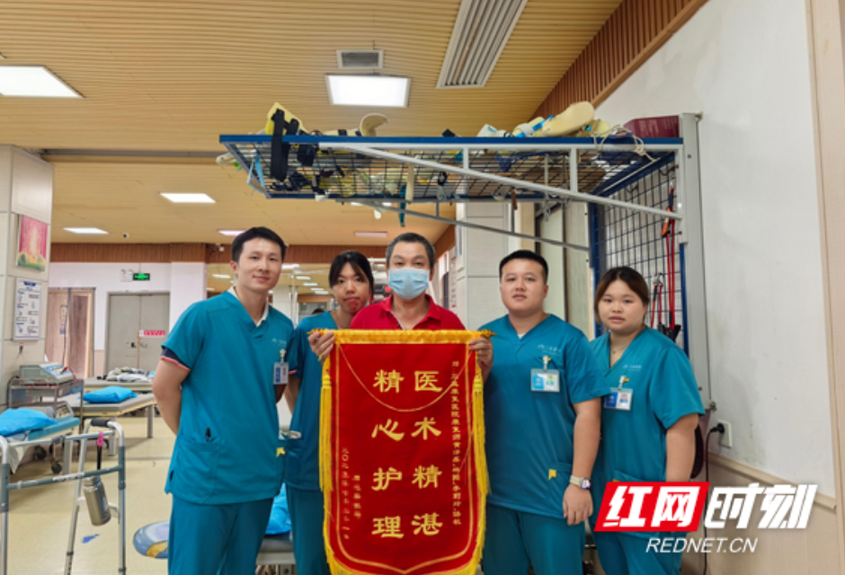 三年间两次中风，他终于又能走路了