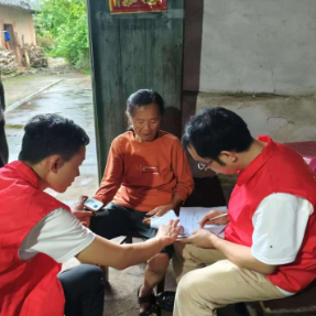 暮色中健康守护者来了!江永县桃川镇家庭医生上门签约