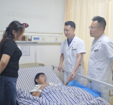 10岁男孩偷玩电动剪刀食指被切断!医生紧急接指成功