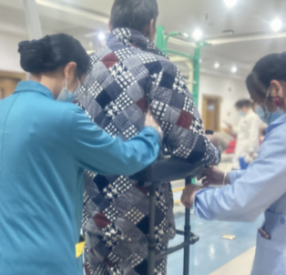 50岁男子突发脑出血致瘫！医生：中年人请务必管好血压