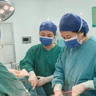 生死时速！当胎膜早破遇上血性羊水，她们用10分钟保母子平安