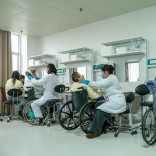 从卧床带管到下床行走 湖南省人民医院为七旬老人打通康复突围路