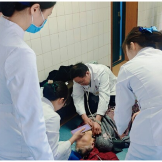 “只是因为在人群中多看了你一眼”，他们救了七旬老人