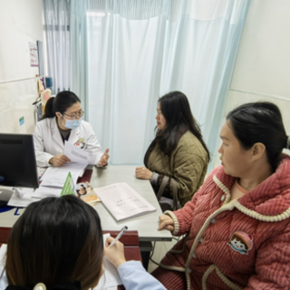 张家界市永定区开展“情暖三八节，守护她健康”义诊活动