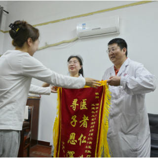 相隔一年，千里奔赴！走失儿童失而复得，宝妈含泪感谢