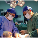 一个肝掰成两半用,救了一大一小两条命 湖南跨院联合在体劈离式肝移植手术成功实施