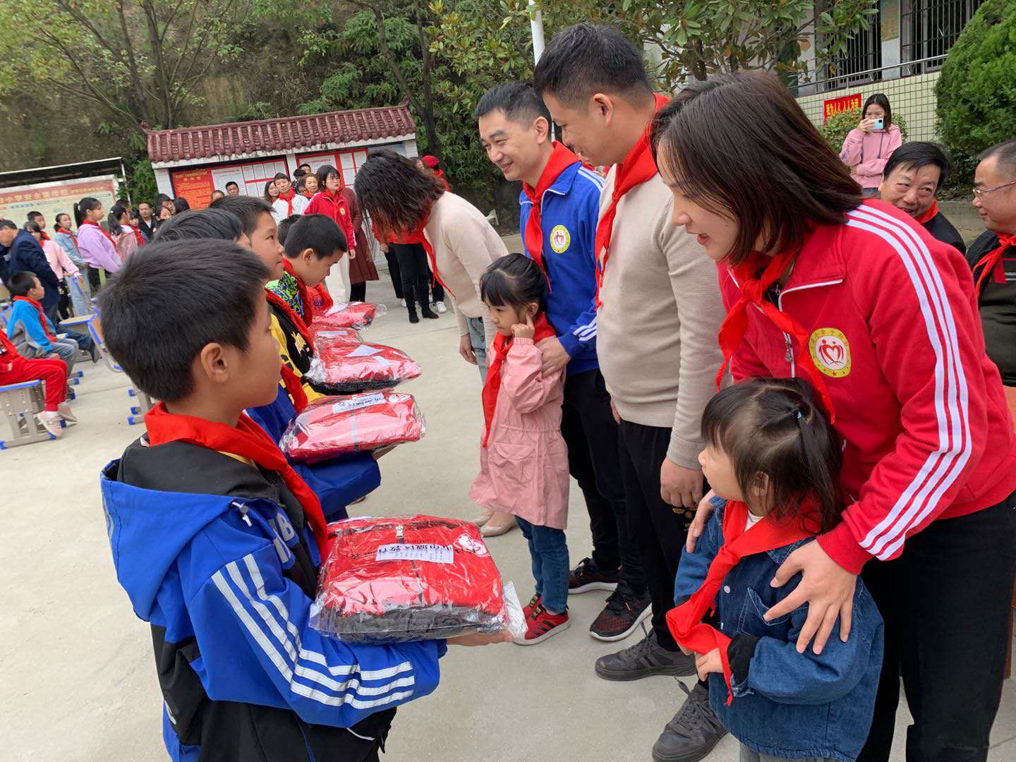 下白小学学生喜得新课桌,新校服