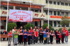 平江县梅仙学区:128套课桌,128套校服。—下白小学学生喜得新课桌、新校服