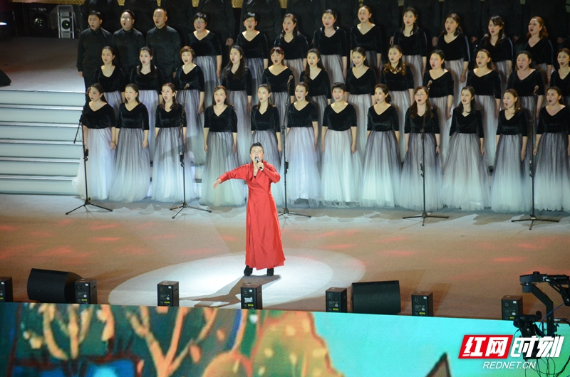 龚琳娜和汨罗市合唱团演唱歌曲《上下求索》，“路漫漫其修远兮，吾将上下而求索”