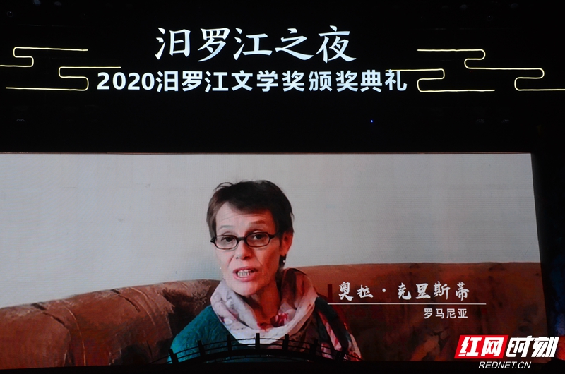 由于疫情原因，获得“国际诗歌贡献奖”的国际友人只能通过视频表达自己的喜悦之情。