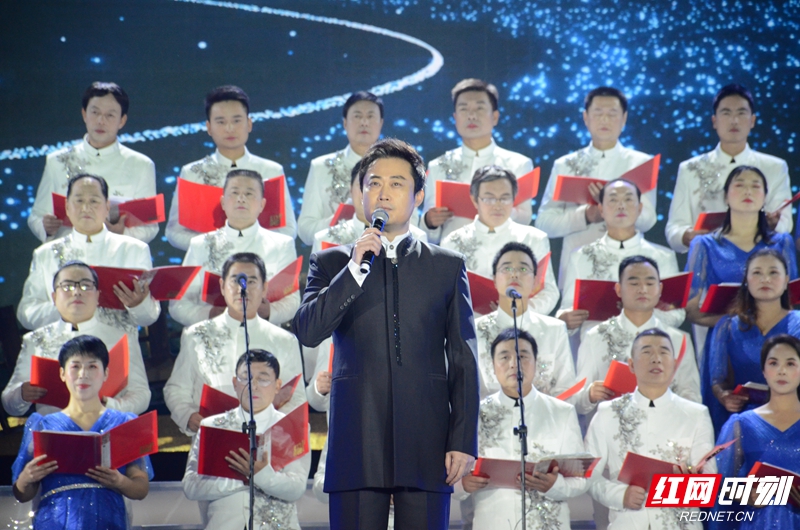 湖南省话剧院的王峰与汨罗市合诵团的现代诗组合诗朗诵节目。