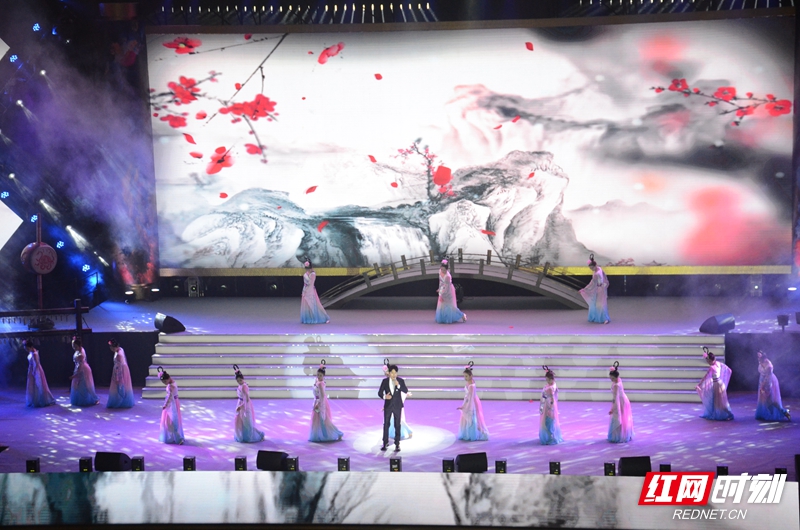 来自四川的音乐诗人龙泽索南和湖南华航艺术团共同演绎歌舞《汨罗江神》