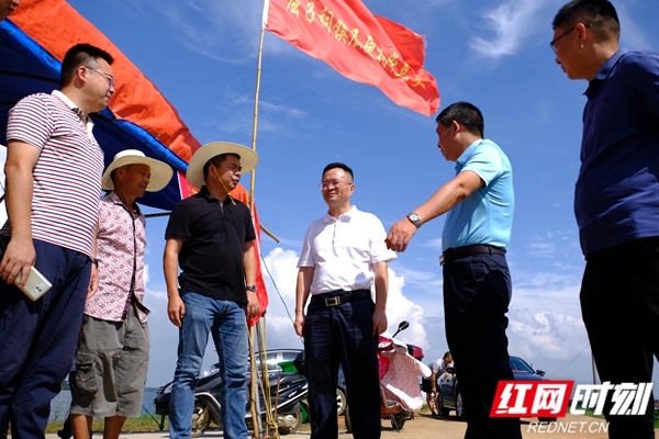 2   7月28日，市委书记、市防指政委喻文采取“四不两直”方式深入屈原大堤汨罗值守段，暗访督查防汛工作.jpg