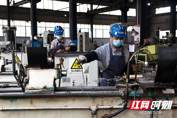 湖南科美达电气股份有限公司工作人员正在打磨材料。