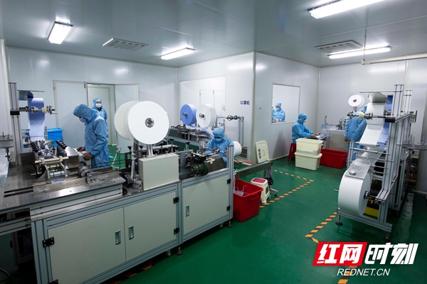 湖南贝烨医疗器械有限公司口罩生产流水线。