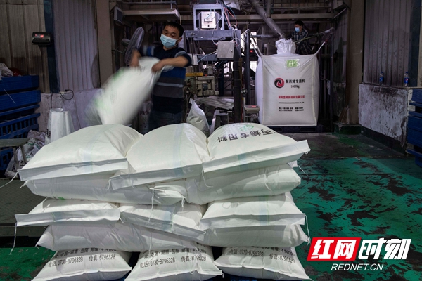 湖南盛锦新材料有限公司工作人员正在搬运原材料。