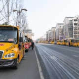 汨罗：校车集中防疫消毒 整装待发“护航”上学路