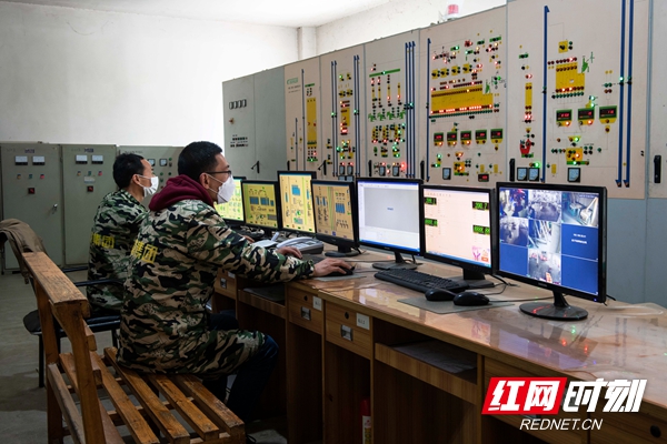 岳阳市九鼎科技有限公司控制室。