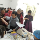 临湘：“移动医院”为老人和贫困户开通免费体检“直通车”