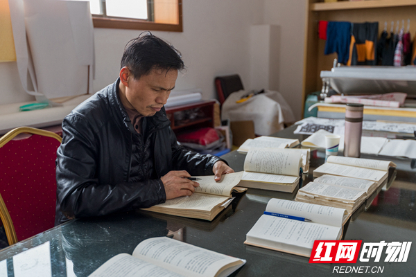 《通读圣贤书》汨罗市民周先生是一名国学爱好者。疫情以来，他找来6个版本的《论语》解读书籍比较学习，吸收众家的研究成果，跳出各版本的解读误区，逐句理解其深刻内涵，力求融会贯通。.jpg