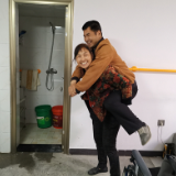 君山：六旬老母亲12年照顾植物人儿子  用爱唤醒奇迹 
