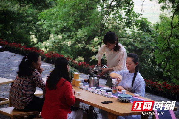 时值五月，正是天气开始炎热的时候，此时来岳阳教会学校休闲品茗，心旷神怡。
