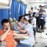 岳阳中院组织干警开展无偿献血活动