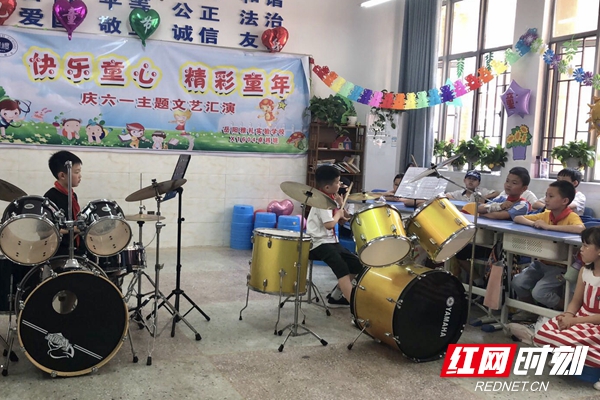多才多艺的我们在教室里开音乐会啦！