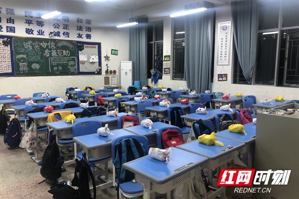 儿童节前夕，岳阳雅礼实验学校班主任在每一位同学的书桌上悄悄放了精心准备的节日礼物。
