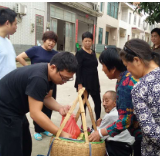 暖心！刘老汉的微型“特卖” 周围居民纷纷帮忙“自助带货”