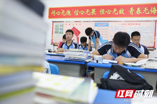 记者发现，学校考前氛围十分轻松：大幅宣传励志标语、火红班级誓师条幅、“备战”“冲刺”标语逐渐淡出教学楼，取而代之的是充满温馨鼓舞的话语和窗台上摆放的绿色盆栽，让考生不再压力重重，更加轻松地面对“人生大考”。