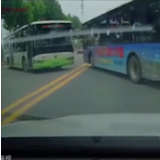 视频 | 岳阳两公交车司机大马路上停车占道只为一包槟榔！听友怒了！