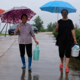前方战士在守“家” 送来芝麻豆子茶 ——汨罗市湖溪垸大堤见闻