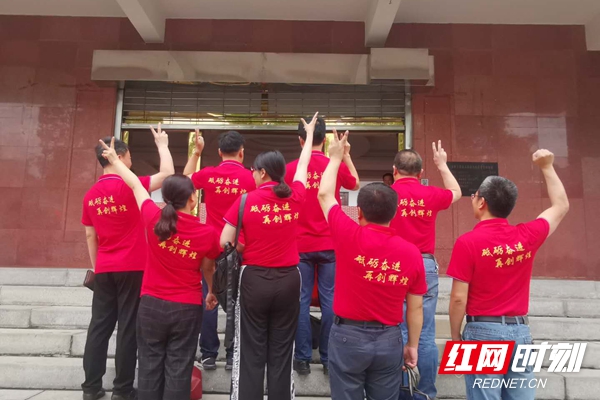 红网时刻岳阳7月7日讯(记者 叶芬 实习记者 杨勉)今天上午,2020年高考第一天,岳阳市28668名考生走进9个考区,21个考点。在市直的5个考点,不少家长和老师身着红衣为孩子们送考,祝愿考生们高考第一天“开门红”。