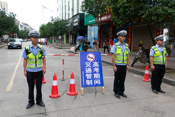 交警值勤岗。